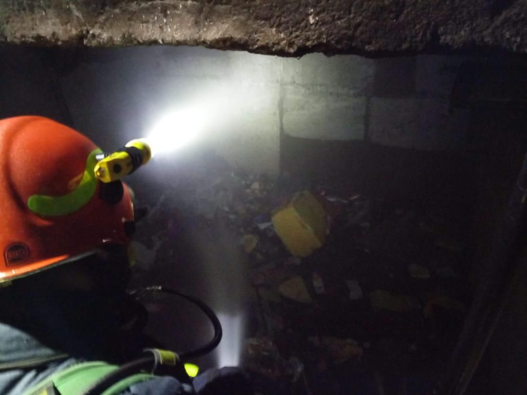 FOTO. Incendiu în municipiul Satu Mare, pe Calea Traian. Mai multe deșeuri, cuprinse de flăcări