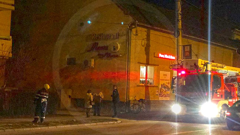FOTO/VIDEO. Sătmărean, blocat în apartament. Pompierii nu pot să intervină la etajul 4