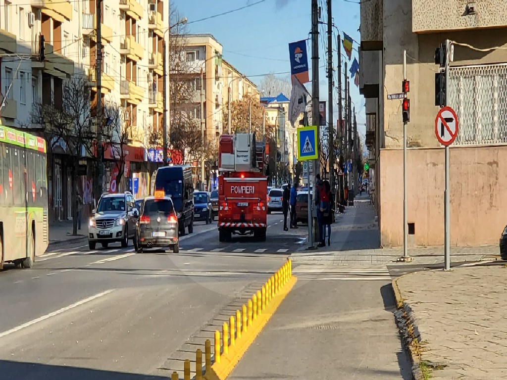 FOTO. Pericol pentru pietoni. A căzut tencuiala de pe Muzeul Județean