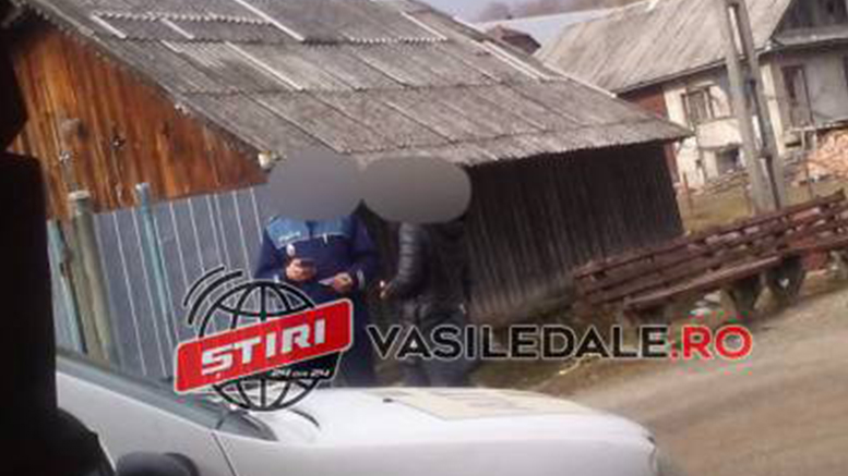 FOTO. Incident în județul vecin. Femeie întoarsă din Italia, imobilizată de vecini