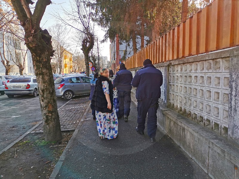 FOTO. Bătaie și în fața Poliției Satu Mare, între clanurile de rromi