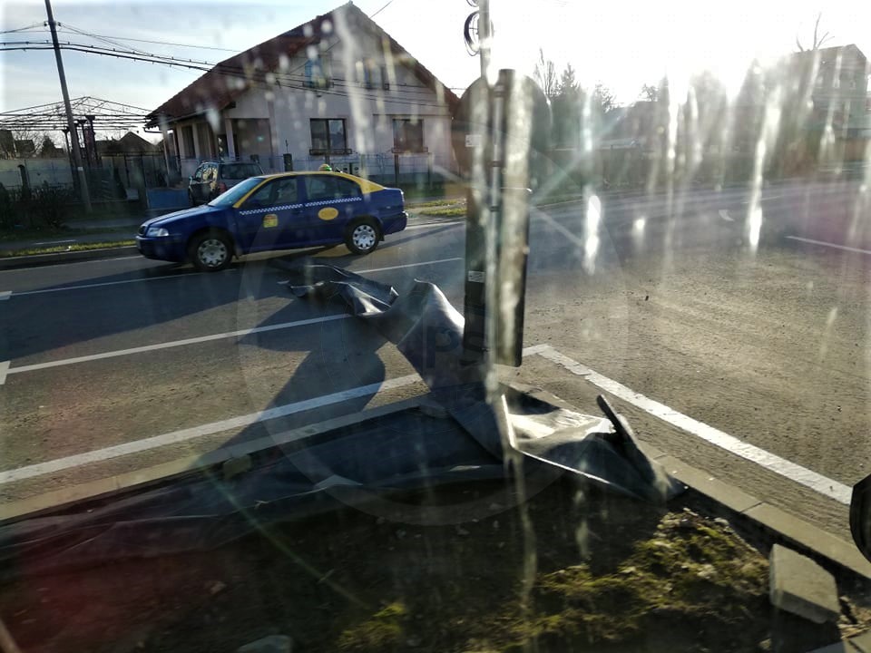 FOTO. Atenție, șoferi! Probleme în sensul de la Auchan, din cauza vântului