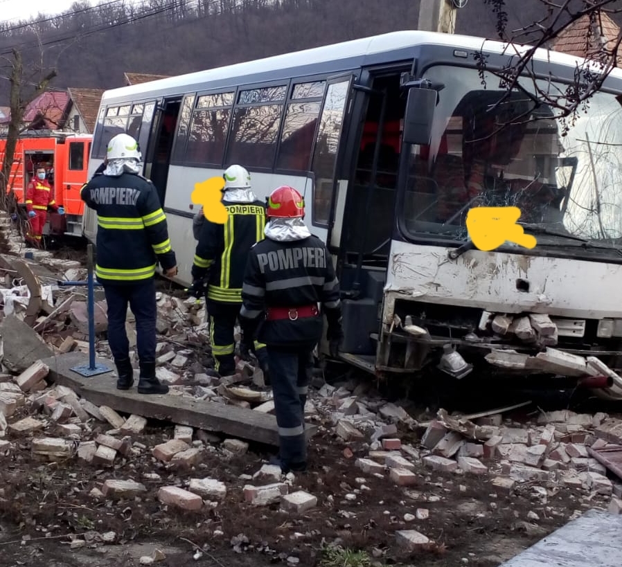 FOTOGALERIE. Un autobuz, cu 23 de elevi la bord, a spulberat un gard!