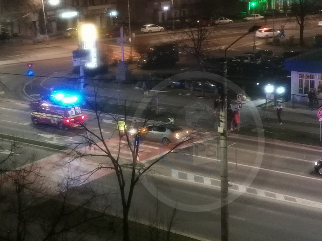 FOTOGALERIE. Pieton lovit de o mașină pe Drumul Careiului, pe zebră, lângă Lidl