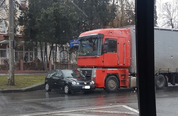 FOTOGALERIE. Accident la Economic. Un TIR a luat în plin o mașină