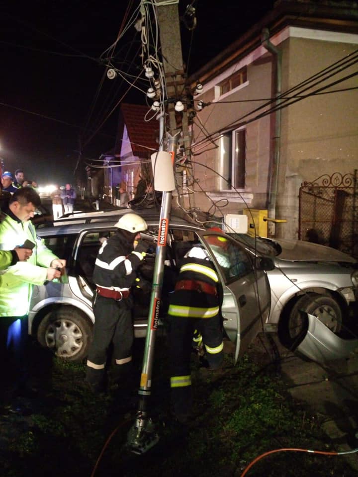 FOTO/VIDEO. Tânărul peste care a căzut stâlpul, în comă. La un pas de moarte