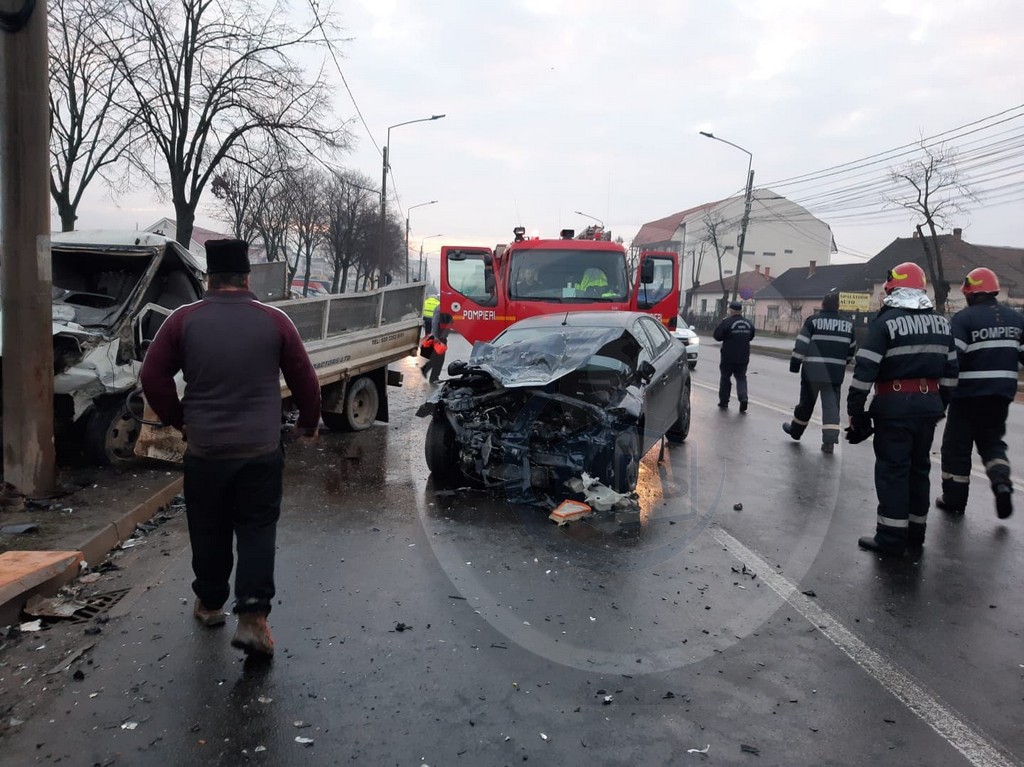 FOTO/VIDEO. Accident cu victimă încarcerată pe Drumul Careiului! Dubă proiectată în stâlp
