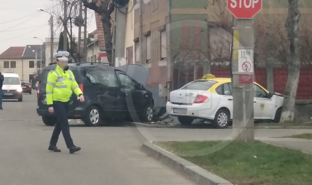 FOTO. Impact între un taxi și un autoturism. S-au oprit în stâlp și în gard, în Satu Mare