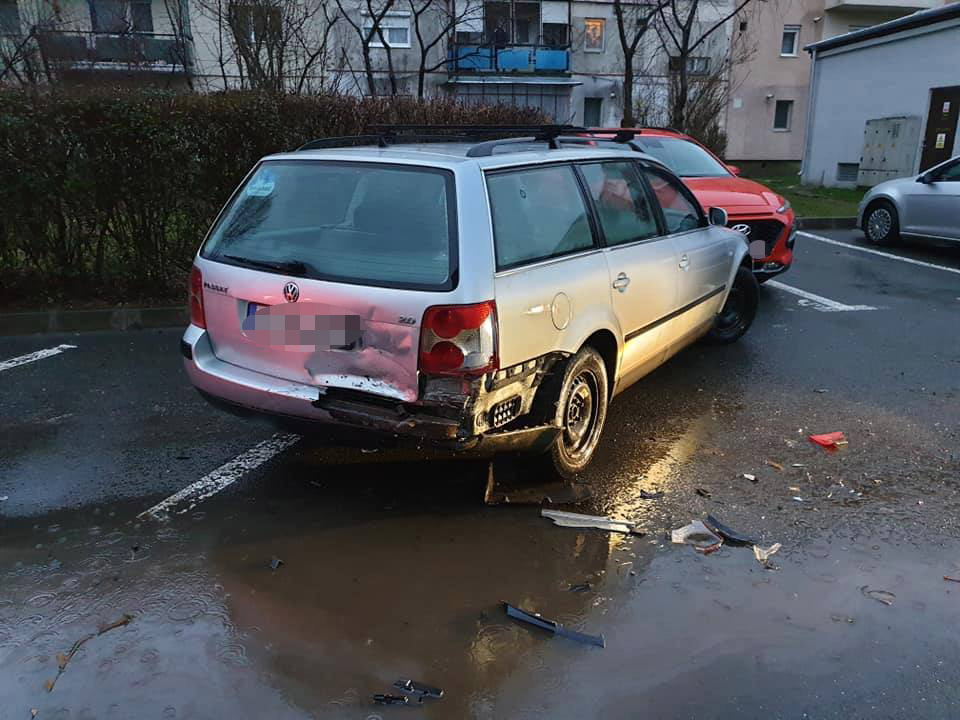 FOTO. Mașină răsturnată în șanț, între Satu Mare și Odoreu. Nici urmă de șofer