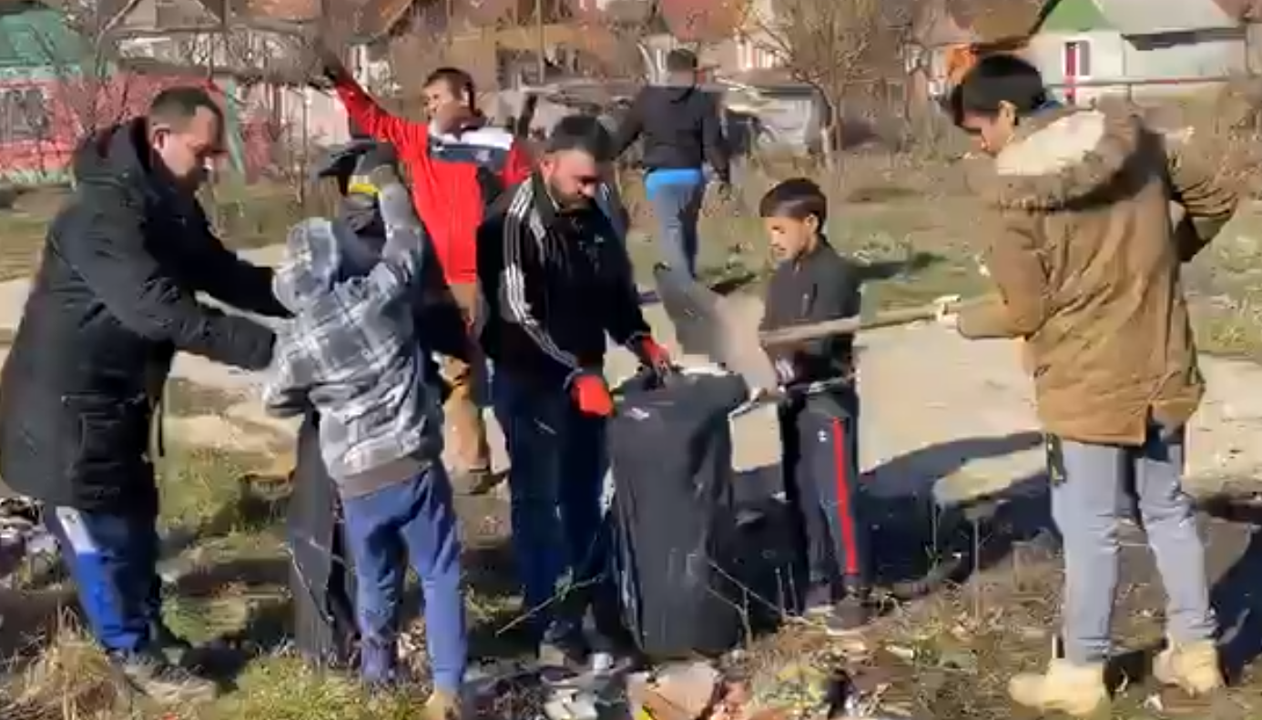 FOTO/VIDEO. Sătui de mizerie, țiganii din Tășnad s-au mobilizat. Curățenie generală în cartier!