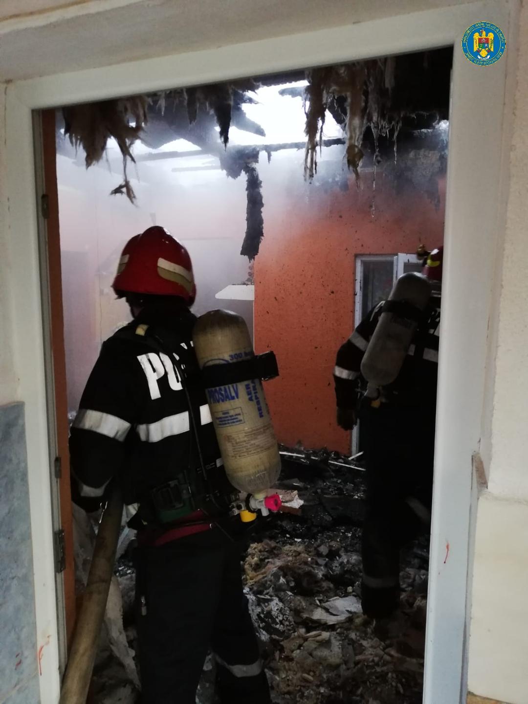 FOTOGALERIE. Incendiu de amploare în județul Satu Mare. Clădire în flăcări!