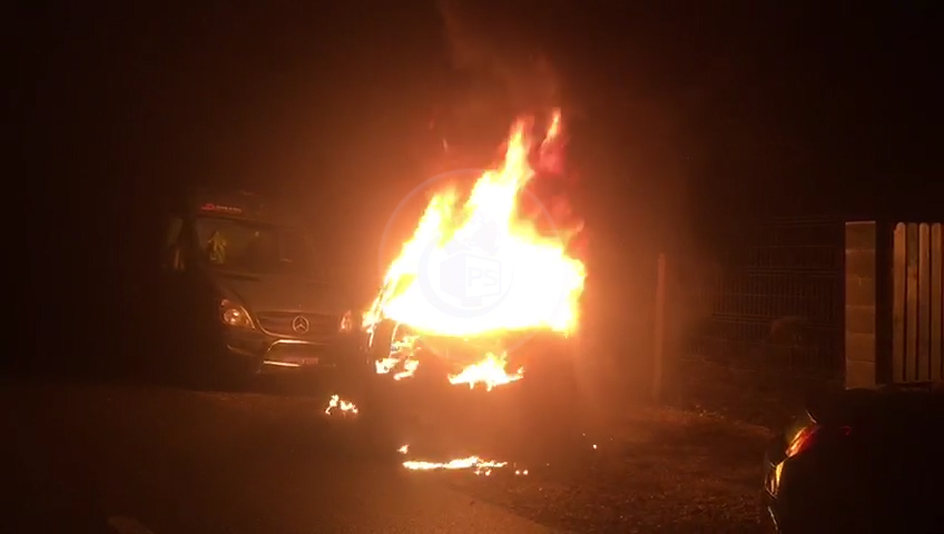 VIDEO. Mașina unui jurnalist din Carei, presupus incendiată!