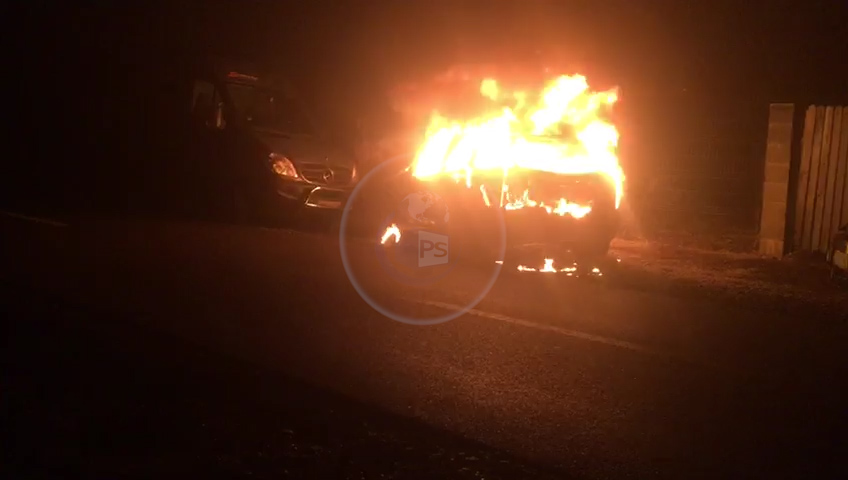 VIDEO. Pompierii confirmă: mașina jurnalistului din Carei, incendiată în mod intenționat!