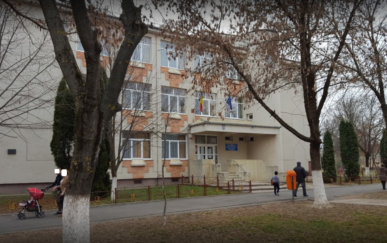 Bezártak egy szatmárnémeti iskolát, öt fertőzött tanárt találtak