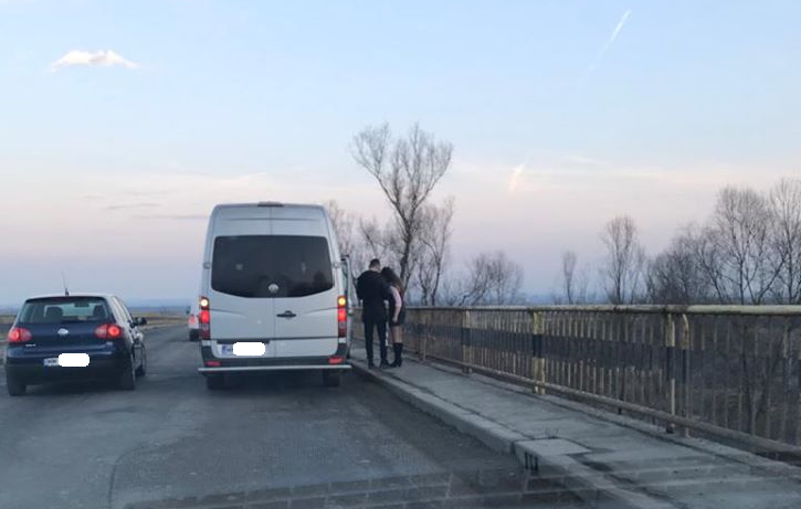 FOTO. Ședință foto pe podul peste Someș. Mașină pe șosea, trafic încurcat