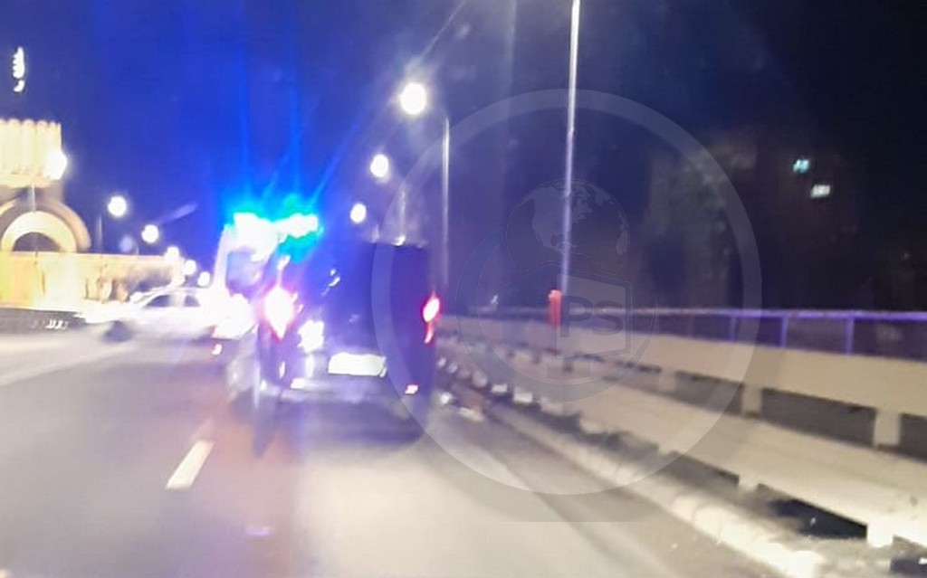 FOTO. Un bărbat amenință că se aruncă de pe Podul Golescu. Polițiștii l-au ”săltat”