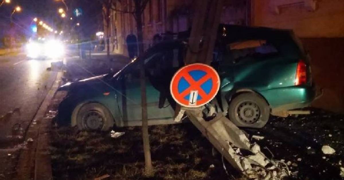 Un puștan s-a oprit cu mașina într-un stâlp și un copac! Trei minori răniți, unul în stare critică