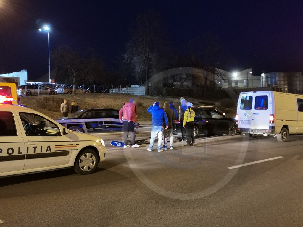 FOTOGALERIE. Accident în Satu Mare. Un BMW a spulberat semnele de circulație