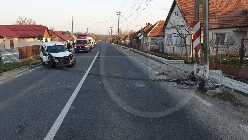 FOTO. Accident cu victimă! O mașină, în care se aflau carantinați, a intrat în stâlp