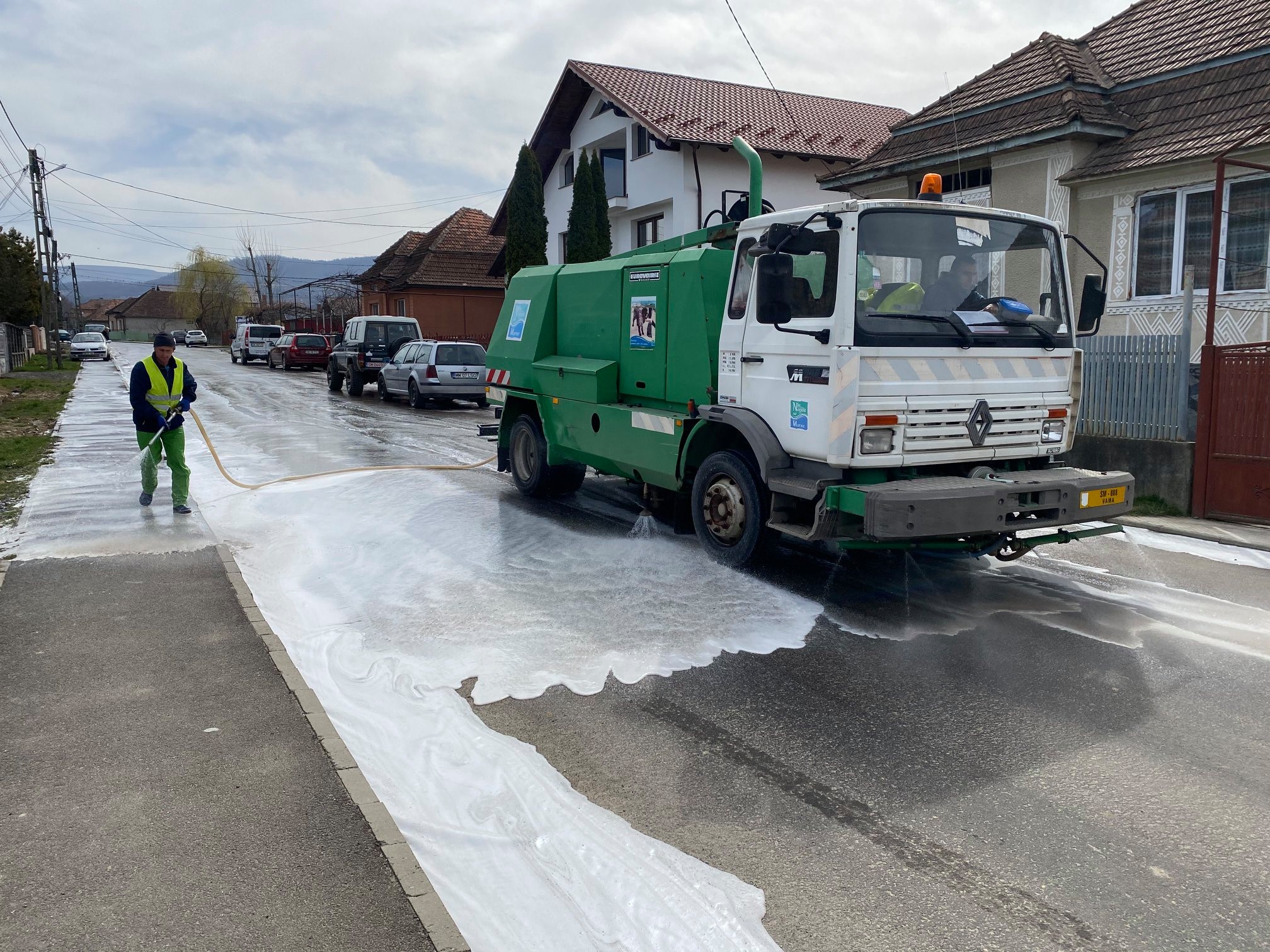 FOTO/VIDEO. La Negrești-Oaș se spală străzile. Urmează marea dezinfecție anti-COVID19, inclusiv în beciuri