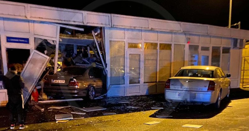 FOTO. Un șofer a intrat cu BMW-ul într-un magazin din Piața de Alimente Carei