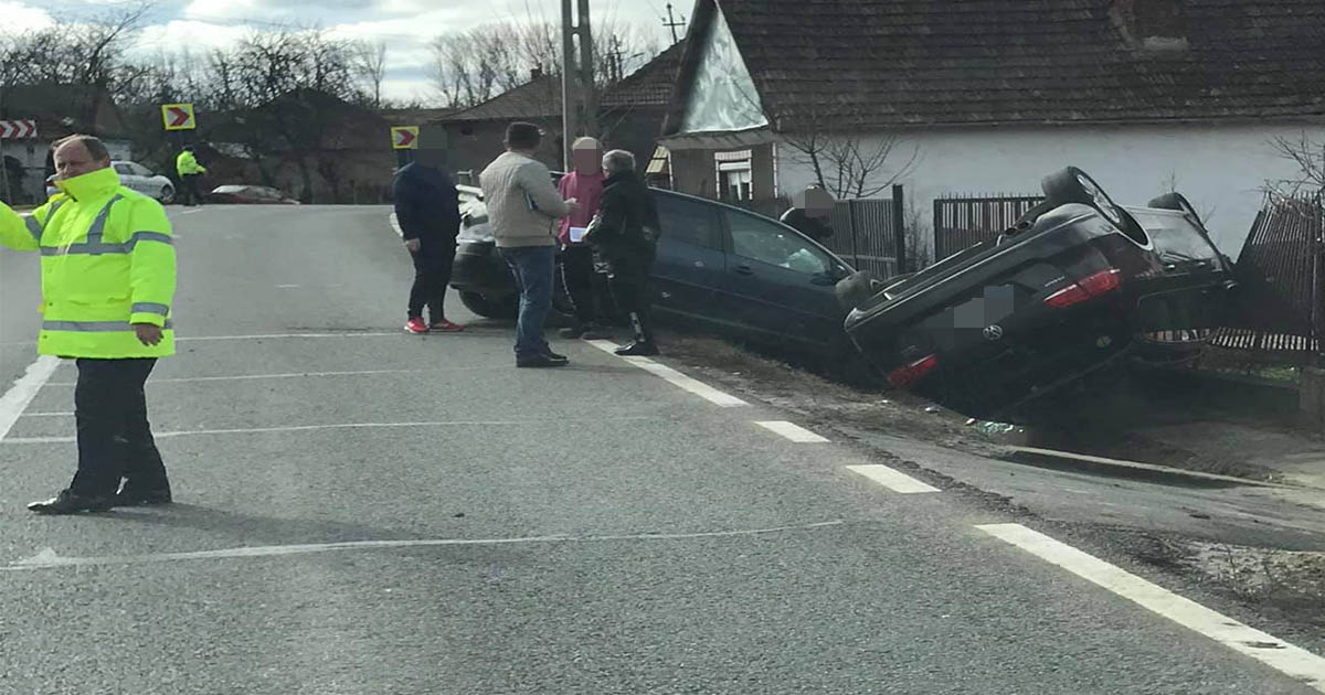 FOTO. Accident pe DN19 Satu Mare-Oradea. VW răsturnat pe un gard, o altă mașină în șanț