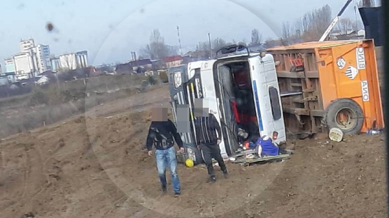 FOTO. Camion răsturnat pe viitoarea centură a Sătmarului. Șoferul, rănit ușor