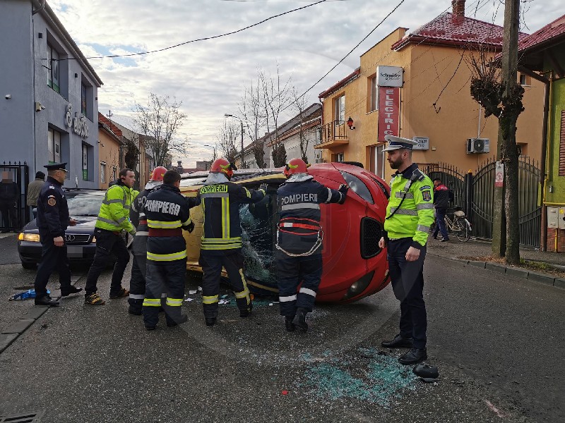 FOTO. O șoferiță s-a dat cu mașina peste cap, în municipiul Satu Mare. Trei mașini avariate