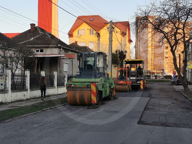 FOTO. Continuă lucrările de reabilitare. Străzile intră în modernizare