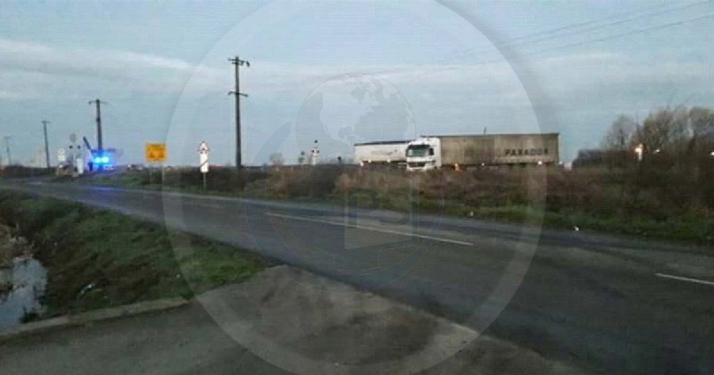 FOTO. Trafic blocat total, la bariera spre Sătmărel. Un TIR s-a împotmolit în noroi
