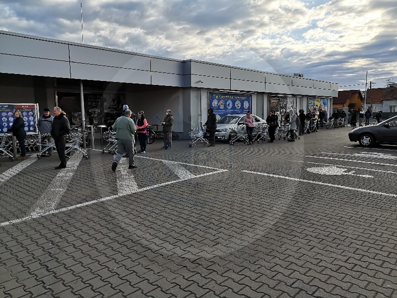 FOTO. Coadă la magazine. Sătmărenii respectă distanța minimă