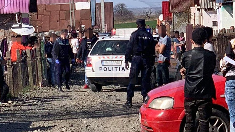 FOTO. Cartierele de rromi din județ, posibile bombe epidemiologice. Care carantină?!