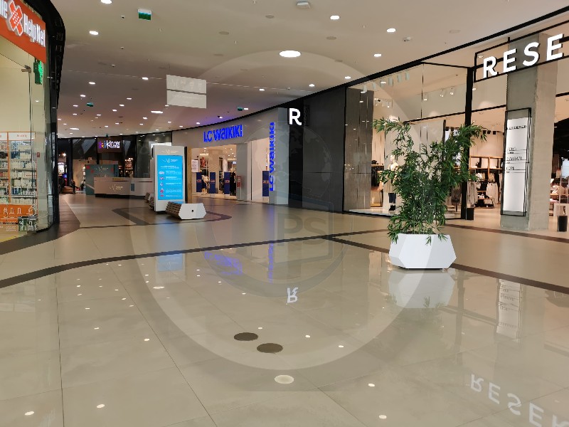 FOTOGALERIE. Sătmărenii au înțeles mesajul autorităților. Mall-ul, tot mai pustiu