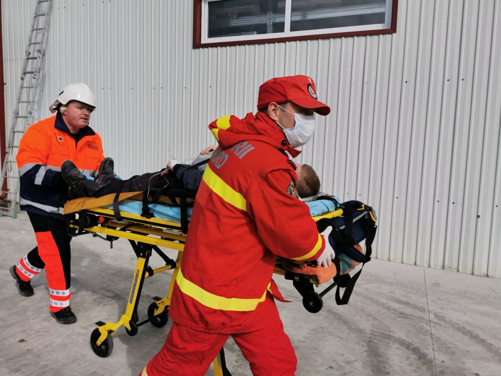 Muncitor cuprins de flăcări la o mare fabrică din județul Satu Mare