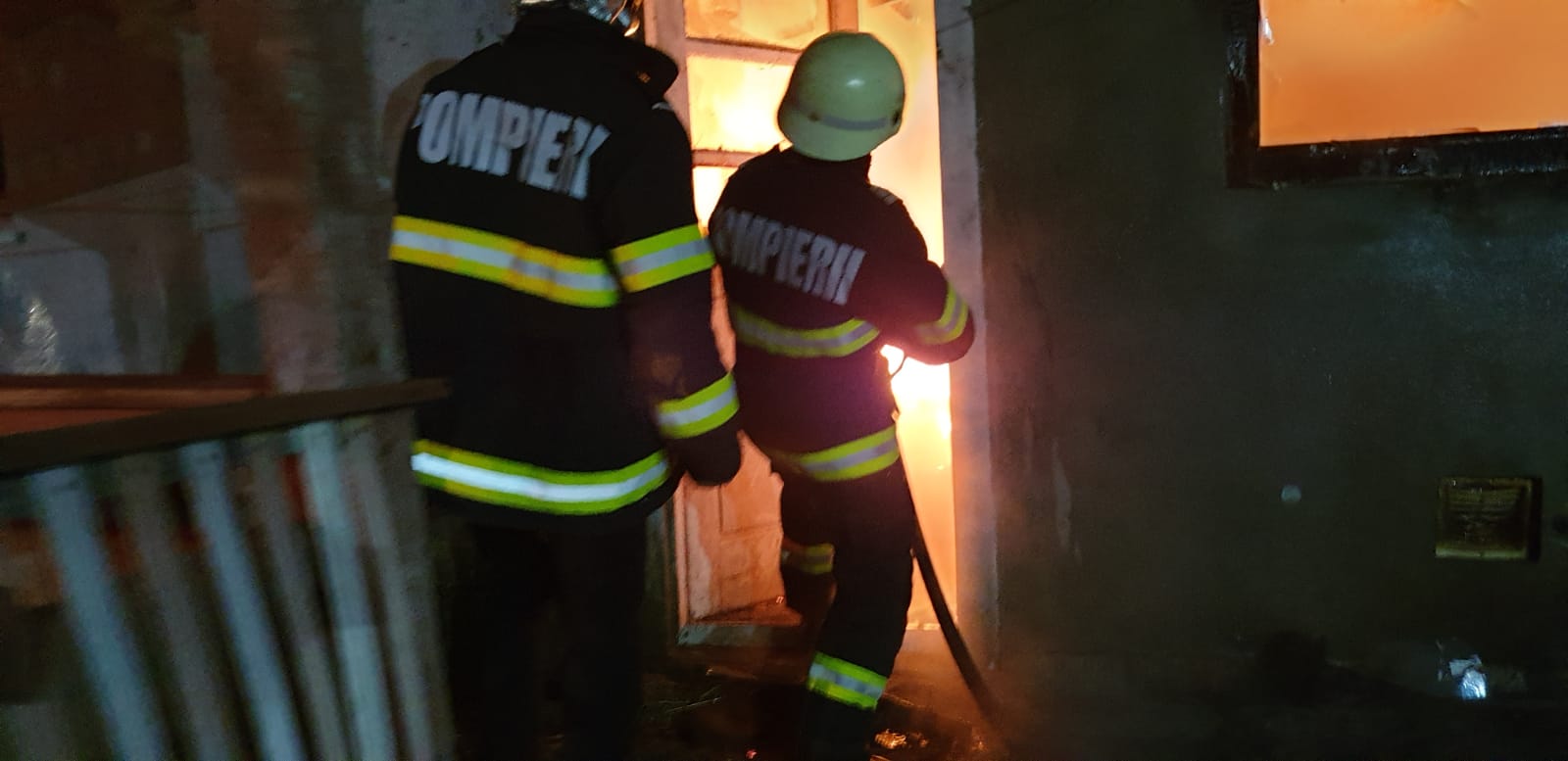 FOTO. Incendiu la o casă din Micula. Flăcările au cuprins interiorul și acoperișul