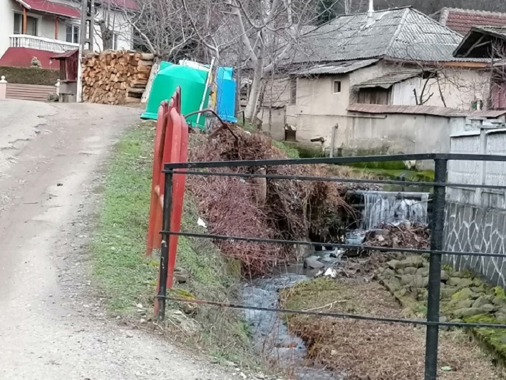 FOTO. Moarte stupidă la limita județului. Rupt de beat, a căzut într-un pârâu