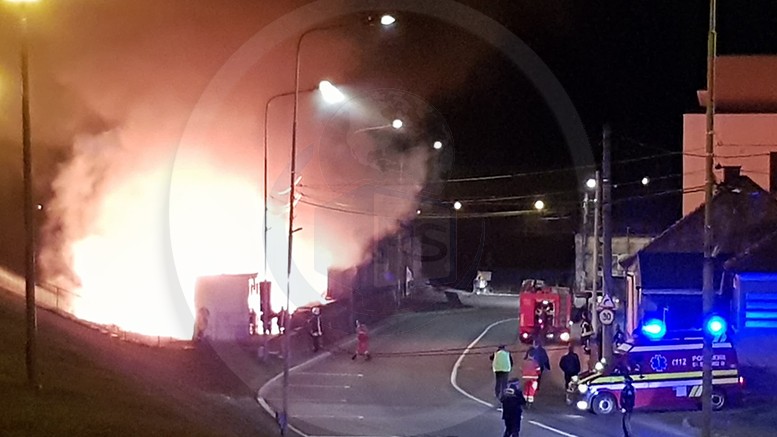 FOTO. Incendiu de amploare pe B-dul Transilvania, în zona digului! Desfășurare de forțe!