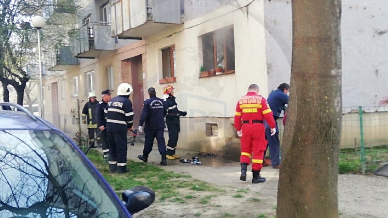FOTO/VIDEO. Incendiu la un bloc din Micro 17, în municipiul Satu Mare