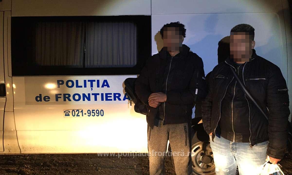 FOTO. Bărbați din Maroc, opriți de polițiștii de frontieră. Au luat-o pe jos, spre frontiera cu Ungaria