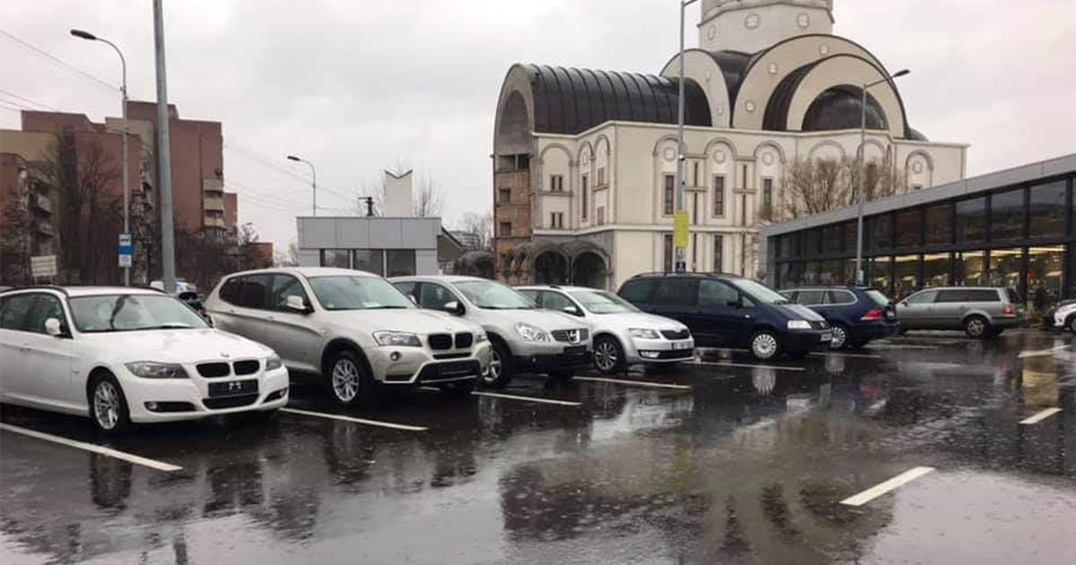 FOTO. ”Piață nouă de mașini”, în parcarea de la Lidl, pe Drumul Careiului