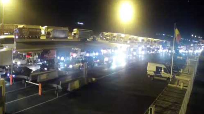 FOTO. Nebunie la intrarea în România! Protest în carantină, au intervenit mascații