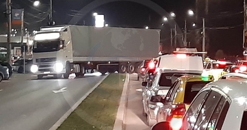 VIDEO. Un TIR a blocat traficul pe Drumul Careiului! Șoferul a înțeles greșit indicațiile Poliției Locale