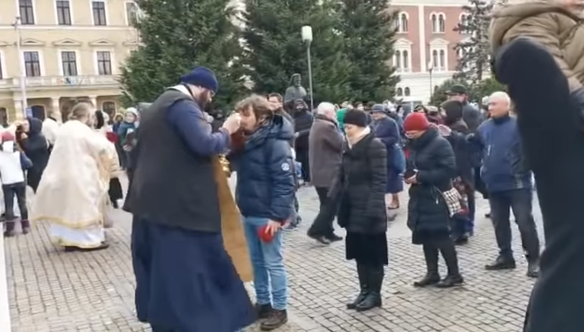 VIDEO. Cu sute de cazuri de COVID, credincioși împărtășiți cu aceeași linguriță în România