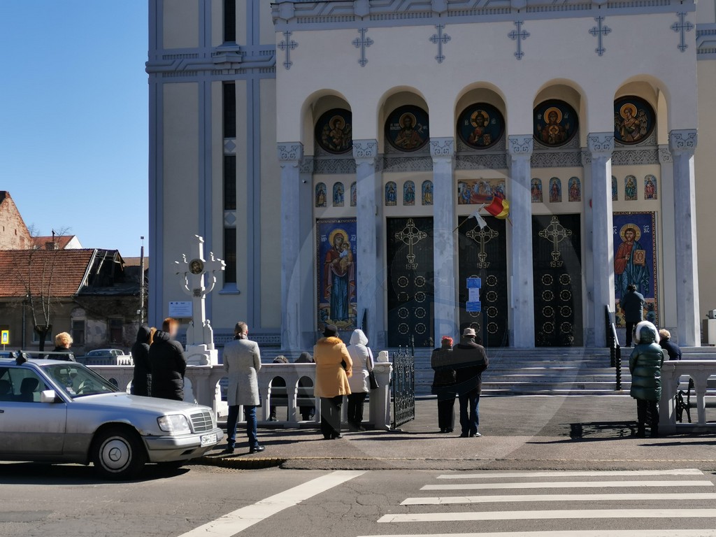 FOTOGALERIE. Lume puțină la biserici, în Satu Mare. Cum se țin astăzi slujbele