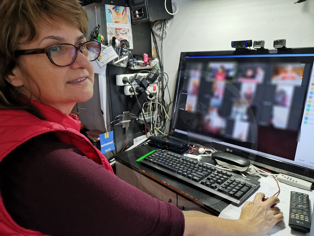 FOTO. Respect! Învățătoarea din județ care face cursuri online cu elevii