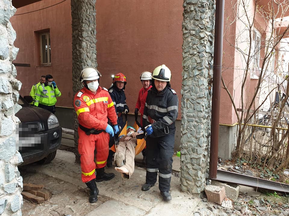 FOTOGALERIE. Explozie la o casă din județul Satu Mare. Un bărbat a fost rănit!
