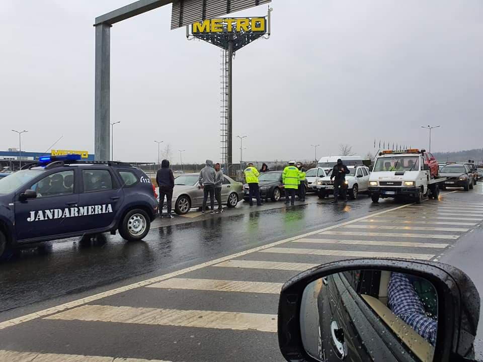 FOTO. Poliție pe DN1C Satu Mare-Baia Mare! Se duc pasagerii mașinilor ”de Italia” în carantină