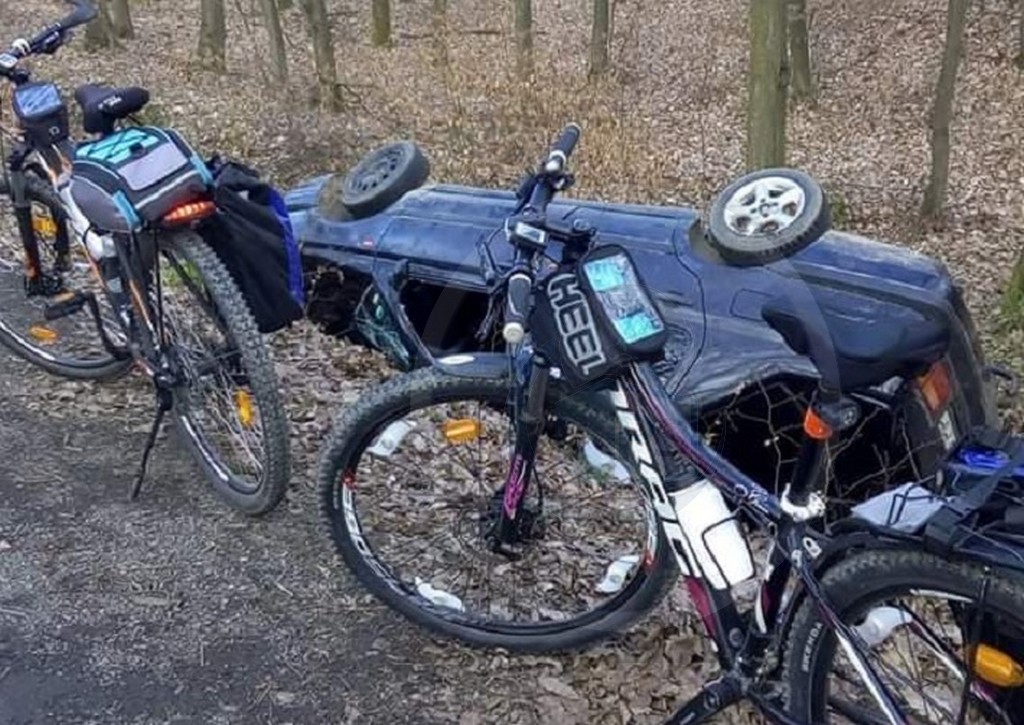 FOTO. Mașină răsturnată în șanț de persoane necunoscute, în județul Satu Mare