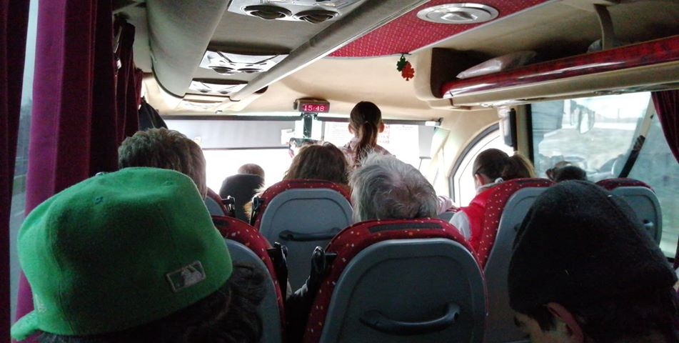 FOTO. Navetiștii sătmăreni acuză aglomerația din microbuze. Autoritățile dorm pe ele