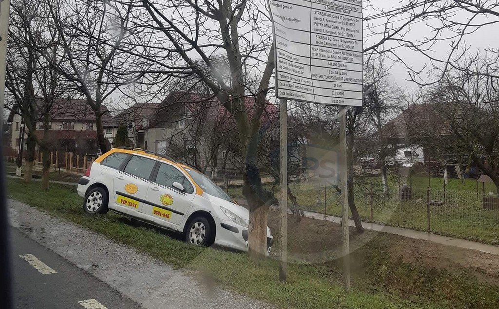 FOTO. Taxi ieșit în decor, pe Drumul Național 19, între Satu Mare și Carei